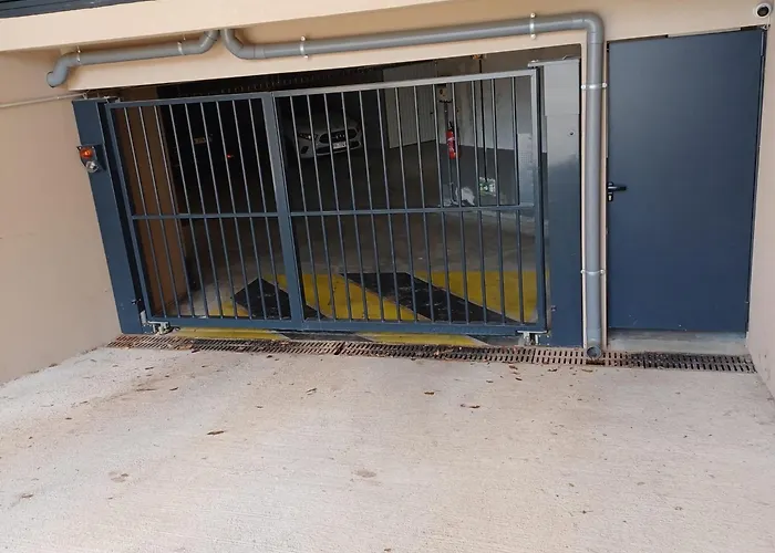 Maxime - Superbe Neuf Classé 4 Etoiles